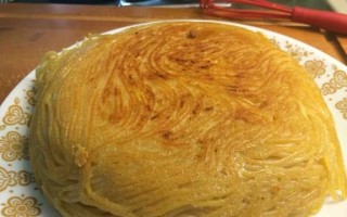 如何制作美味的西班牙意粉蛋饼（以西班牙美食为灵感，用简单的食材制作美味早餐）