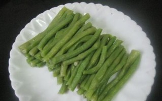 美味家常菜——蒜香豆角花（传统口味的简单做法，让你轻松成为家庭大厨）