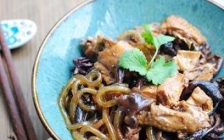 小公鸡粉条葫芦炖榛蘑-养生美味一锅煮（精选食材，配合科学的烹饪方法，让您一次品尝到健康与美味。）