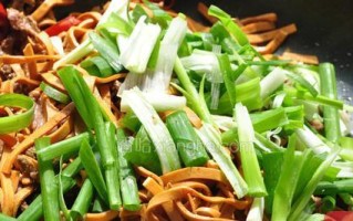 独具魅力的香辣干丝制作全解析（快速掌握制作技巧，享受美食盛宴）