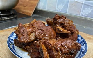 营养大骨头的烹饪技巧（做出美味的大骨汤，营养又美味）