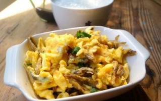 小鱼干炒饭，美味又营养（做法详解，让你轻松在家享受美食）