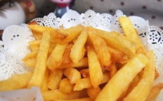 手工制作香炸薯条的做法（美味可口的自制小吃，让你大快朵颐）