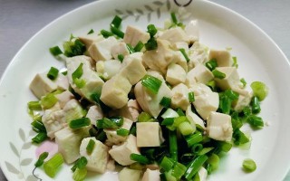 用咸鸭蛋拌豆腐，轻松制作美味佳肴（一道简单又营养的家常菜，让你品尝到豆腐的多种口感）