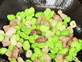 如何制作美味营养的蚕豆肉片汤（一道简单易学的家常菜，营养美味不容错过！）