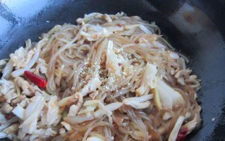 学会做酸菜肉丝粉条汤，享受美味汤面时光（一碗香气扑鼻、清爽可口的酸菜肉丝粉条汤，让你回味无穷）