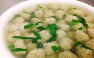美味可口的以西柿鱼丸汤（家庭小厨必备的鲜美汤品，让你开胃解暑）