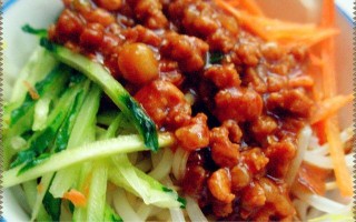 中华美食传统经典——炸酱面（一份激发味蕾的美味佳肴）