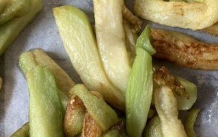 铁板茄子的制作方法（教你轻松做出口感鲜美的铁板茄子）