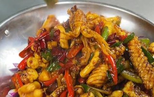 香辣鱿鱼西葫芦的制作方法（口感鲜美，营养丰富，解暑消食的夏日佳品）