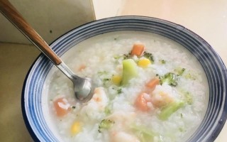 用虾仁火腿蔬菜制作营养丰富的粥（家庭烹饪美食，健康美味的选择）
