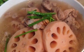 家常小米排骨炖莲藕（一道营养丰富的冬日美食）