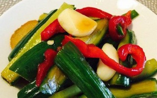 腌蒜香黄瓜制作指南（健康美味双赢，一次制作多次享用）