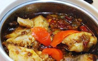 蒜香腊鱼的制作方法（传统美味，香气扑鼻）