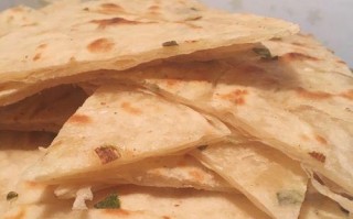 香葱酥饼的做法（家庭厨房必学，一步步教你制作鲜香可口的香葱酥饼）