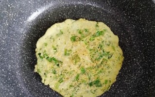 银鱼仔鸡蛋饼制作大全（做出美味可口的银鱼仔鸡蛋饼，让你的早餐更丰富）