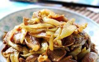 美味洋葱炒鸭胗（家常菜谱分享，鲜香口感不容错过）