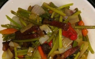 美味熏肉蒜苔炒法（快速制作，清爽口感，适合下饭；熏肉，蒜苔）