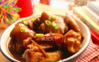 家常美食（用香料搭配入味煮出滋润猪蹄的制作方法）