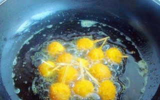 美食制作（一步步教你制作鲜香可口的炸鹌鹑蛋）