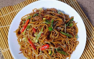 圆白菜肉丝炒面，美味又健康！（简单易学的家常菜，健康营养每一口。）