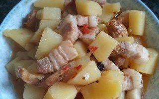 五花肉炒土豆，口感鲜美（家常菜谱，营养丰富）