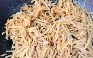美味可口的土豆丝炒蛋（一道简单易学的家常菜）