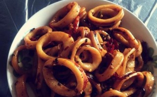 咸豆角炒鱿鱼丝，美味轻松做（家常美食，鲜香可口，咸豆角、鱿鱼丝、葱姜蒜、调料不可少）