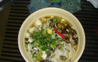 酸菜豆花，美味又健康（以酸菜腌制豆花，多种口感与健康共存）