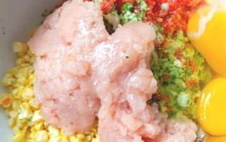 健康美味的以西兰花鸡肉糕（一道简单易做的营养美食）