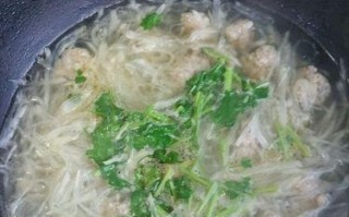 美味羊肉丸子白萝卜汤的制作方法（清热解毒的家常营养汤菜）