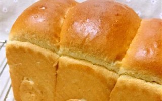 自制中种牛奶吐司（用轻松的步骤制作口感柔软的吐司）