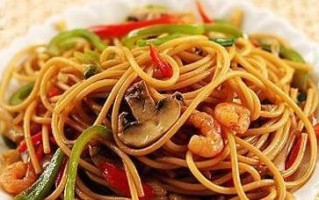 实蛋炒板面——美味简单又营养（快速上手的做法和技巧，让你轻松享受料理乐趣）