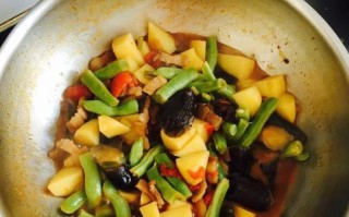 土豆烩大茄子，一道美味又营养的家常菜（土豆和茄子的完美搭配，健康又滋味丰富，让人回味无穷）