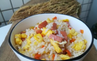 玉米蛋烧饭的美味做法（用鲜玉米和嫩滑鸡蛋打造口感丰富的烧饭）