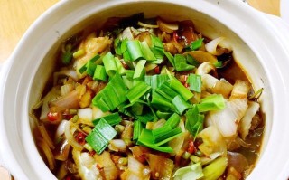 砂锅焖鱼块，美味健康的家常菜（以新鲜鱼块为主材，配以多种香料和蔬菜，味道鲜美营养丰富）