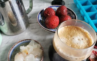 自制椰香荔枝冰的做法（清凉夏日必备，美味可口的甜品）