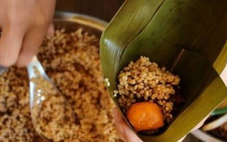 咸蛋黄粽子的制作方法（做出口感鲜美的传统美食，享受端午佳节的味道）