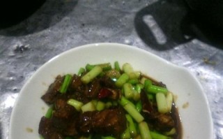 口感鲜美的蒜薹红烧肉（教你轻松做出美味佳肴，蒜薹的加入让口感更加丰富）