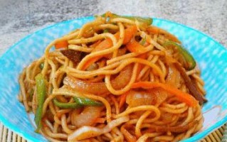 以炸炒面为主食的口感盛宴（探究炸炒面的制作方法及美味搭配）