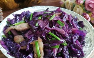 紫甘蓝炒土豆片的做法（清爽美味的蔬菜炒菜，紫甘蓝与土豆相得益彰）