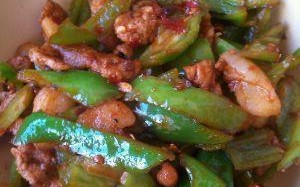 五花肉炒菜椒，美味又下饭！（以五花肉为主料，炒出嫩滑菜椒，口感丰富美味，让你欲罢不能。）