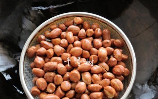 香脆可口的油炸花生仁制作方法（学会这些技巧，让你做出口感绝佳的花生仁）