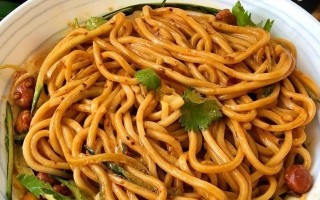 芝麻酱拌面的制作方法（用手工鲜面条做出美味可口的芝麻酱拌面）