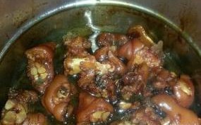 不用酱油，也能做出美味红烧猪蹄（以药膳调料代替传统调料，健康饮食不失口感）