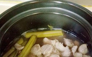 美味鱼腥草猪展汤的做法（重庆特色美食，鲜香浓郁的鱼腥草猪展汤）