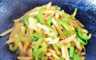 美味清爽！土豆丝炒青椒的做法（家常菜谱、简单易学、健康美食）
