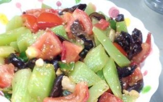 做法详解（美味易做的蟹味菇青笋鸡丁，让你瞬间成为厨房高手）