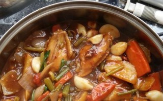 三鲜焖锅的制作方法（美味可口的家庭料理）