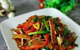 双丝炒豆干的做法详解（口感鲜美，营养丰富，家庭必备美食）
